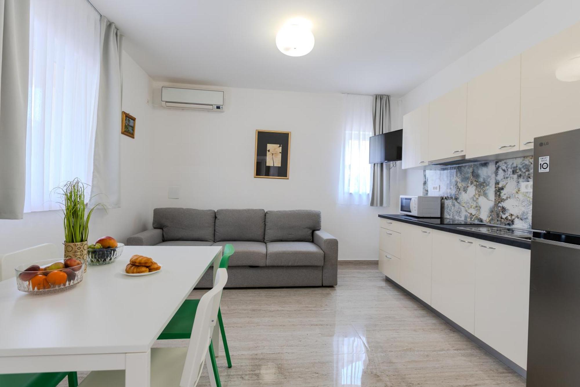 פריבלאקה Apartments Lorena מראה חיצוני תמונה