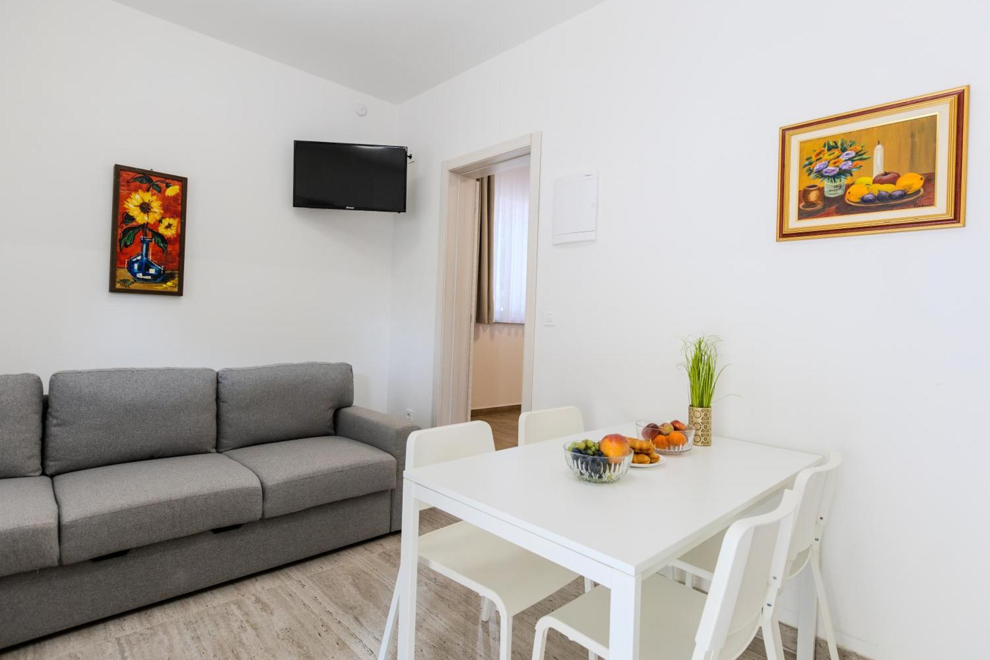 פריבלאקה Apartments Lorena מראה חיצוני תמונה